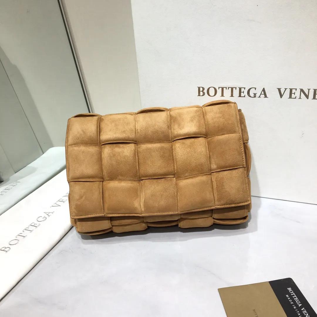 The Veneta Cassette pillow bag is made of soft frosted calfskin + aged matte gold buckle, very very fashionable! ! The leather feels super comfortable to the touch, and it has adjustable spaghetti straps with a signature triangle buckle. Size:26cm*18cm*8cm